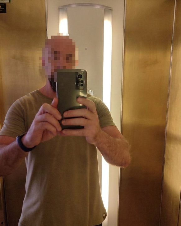 Amante discreto en Almería, con el rostro difuminado para preservar el anonimato